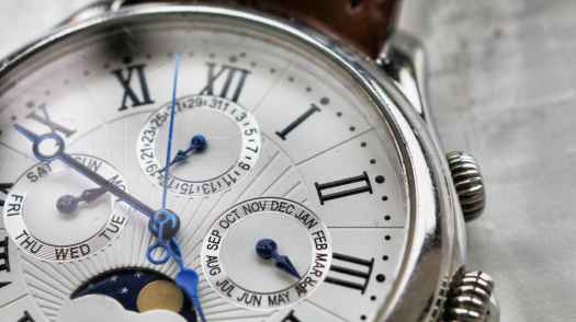 close up photography of wristwatch